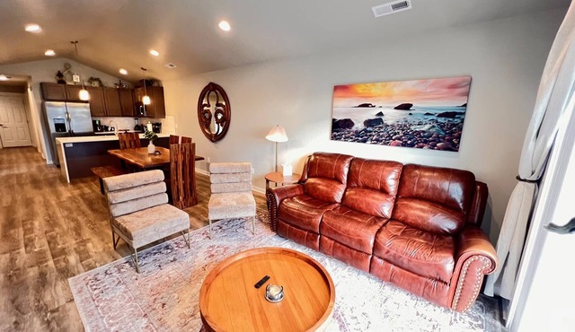 Modern Style, KING bed, Free Wi-Fi, with Garage! in Spokane Valley