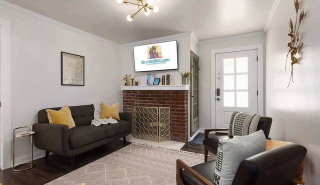 Modern Style Sleeps 8 Walkable Area Fenced Yard in Lee's Summit