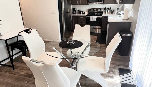 Modern & Stylish, King bed, WiFi in Spokane Valley