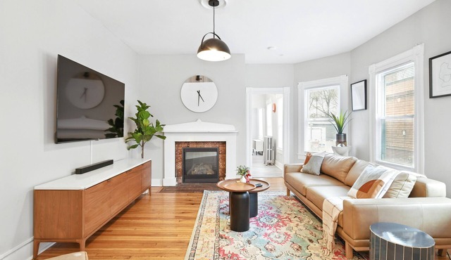 Modern Victorian 3BR 2BA Apt with Parking in Springfield