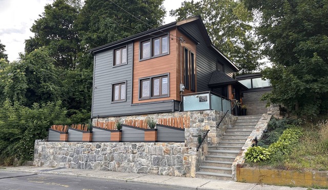 Modern West Point House near West Point - 3 bed, 2 bath with Hot tub & Fire pit! in Highland Falls