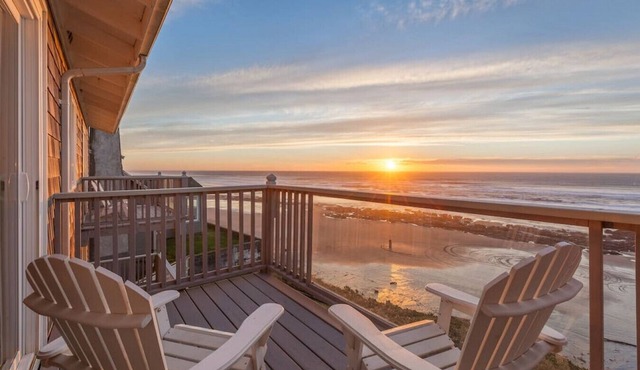 Moonraker -Oceanfront, balcony, kitchen, fireplace in Lincoln City
