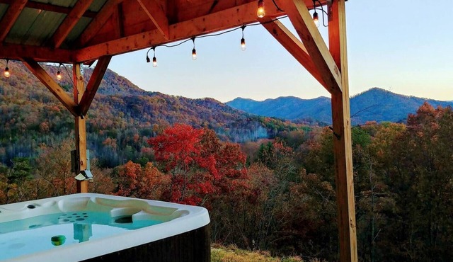 Mountain‑View Cabin on 3 Acres Hot Tub Near Downtown Bryson City & GSMNP in Bryson City