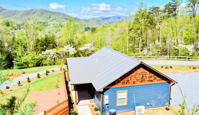 Mountain Views, Hot Tub & More — The Blue Moose Cabin Just Minutes from Town! in Bryson City