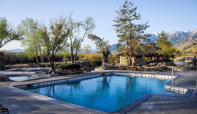 Mountain Views. Outdoor Hot Springs & Pool in Genoa