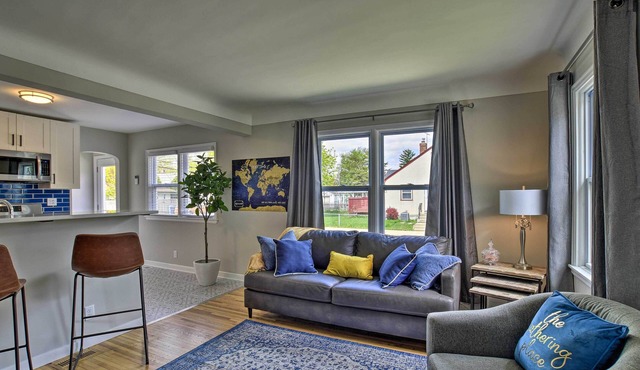 Mpls Duplex w/WiFi & Kitchen: 5 Mi to Dtwn! in Minneapolis