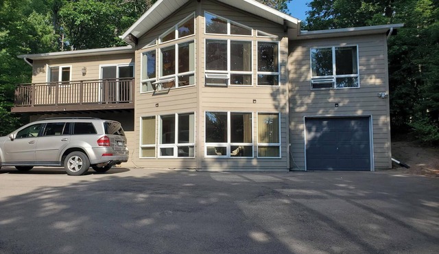 Near Sandy Beach, Comfy Cottage - Multi leveled Deck with Woodland Backdrop in Tiny