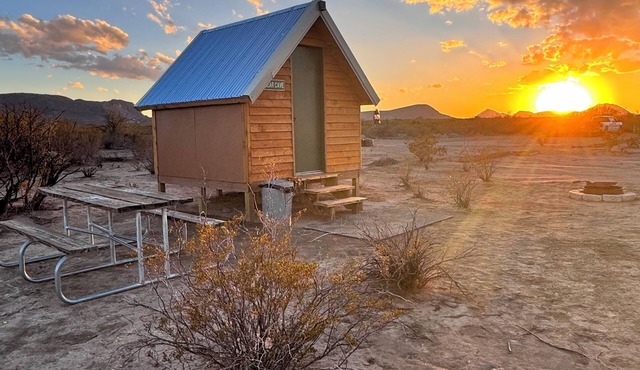 New Build 2 person Bear Cave Cabin close to Big Bend NP & SP in Terlingua
