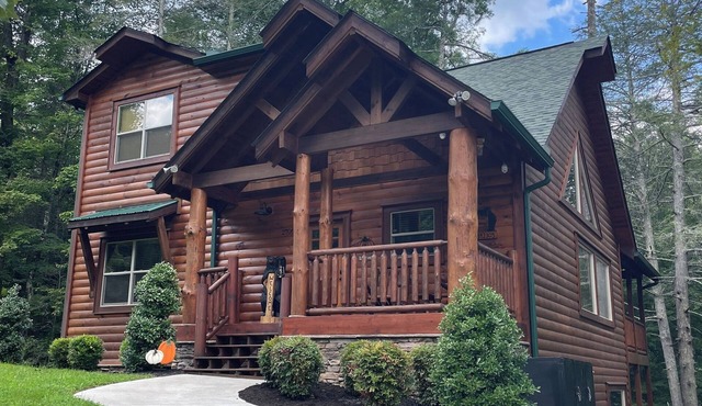 New Grizzly Hideaway Luxury Cabin-Cedar Falls-4 Bdrms-4.5Baths-Sleeps 12 in Sevierville