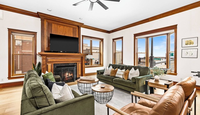 New Luxury Urban Retreat - Canal Park, Lakeview, Game Tables, Spa Bath, Sleeps 8 in Duluth