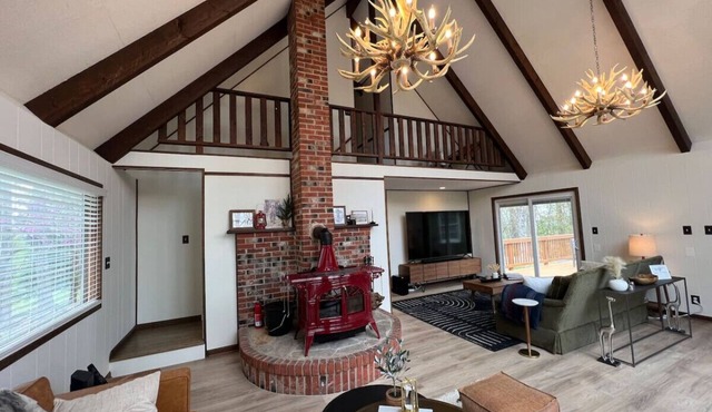 New - Modern Mountain Retreat w/Hot tub and view! in Front Royal