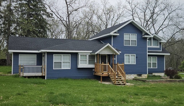 New Renovation: 5BR Lake Delavan Retreat, Fire Pit, Huge Yard, Lake Access in Delavan