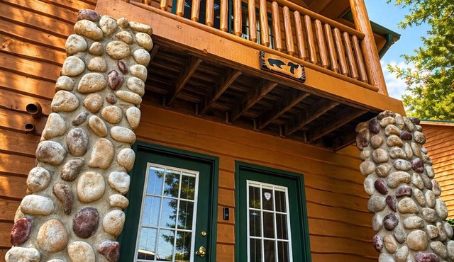 NEW! The Happy Traveler - Cabin at Starved Rock State Park in North Utica