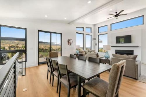 New Ultra-Modern Home Overlooking the Lake in Garden City