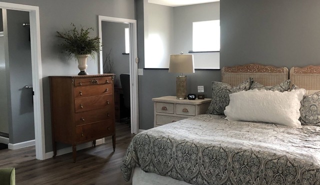 Newly Constructed Second Floor Modern Studio Apartment Unit 2 ~ Sleeps 6 in Accomac