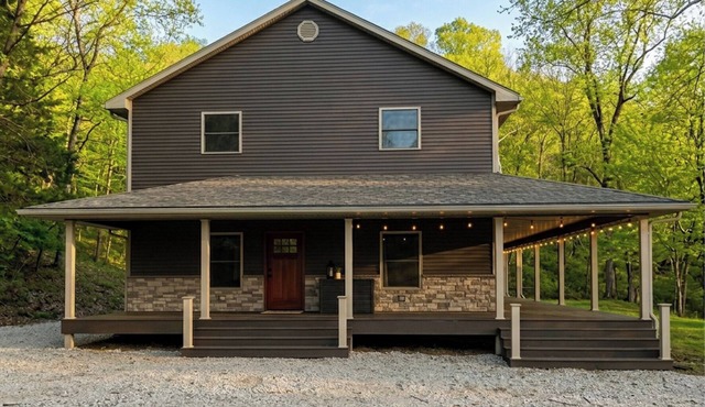 Newly Remodeled 3BR Riverfront Apartment w/WiFi & Private Access in Hamburg