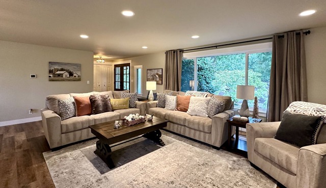 Newly Renovated 4 Bedroom, Quiet Country Home on 5 Acres in Edgewood, Sleeps 8 in Edgewood
