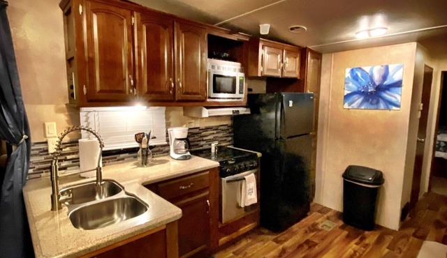 Nice 40’ RV with all modern conveniences, (full kitchen, bathroom, separate bedroom), in private Resort/campground, pool, hot tub, sauna, clubhouse available to all guests. in Pace