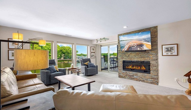 Nice and Easy - Lake of the Ozarks Getaway for 6 w/Resort Amenities in Sunrise Beach