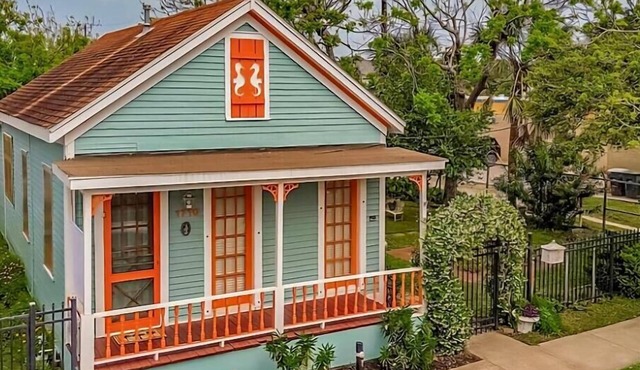 Notable Galveston Cottage/Steps to Seawall Beaches, Sunrises & Local Fun in Galveston