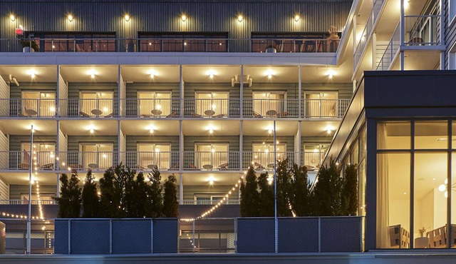 NYC Beach Stay | Spa. Pool. Shuttle + Rooftop Bar in Queens