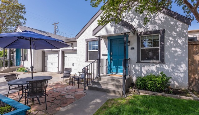 Oak Cottages Duplex | Six minute stroll to historic Downtown Lodi! Pet Friendly! in Lodi