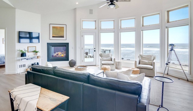 Ocean Front, Commanding Views, Sandy Beach, Seal Rock! in Seal Rock