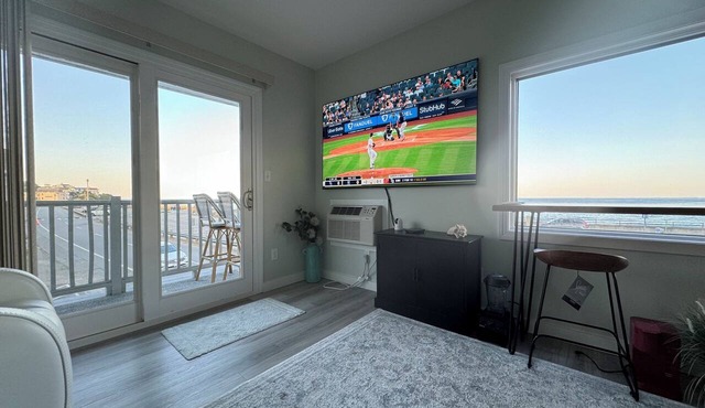 Ocean Front Penthouse Suite Magnificent Oceans views & King Bed in Hampton