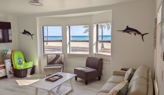 OCEANFRONT/1st FL- On beach Spectacular views/King+sleeper/2 baths. Free parking in Hollywood beach