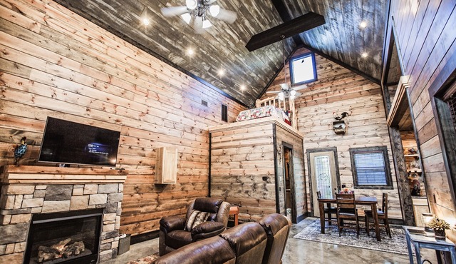 Off The Record - Couples Cabin, Farmhouse Style, Sleeps 4, High-End Amenities in Broken Bow