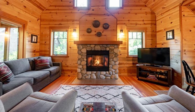On the River Wooded Bliss Cabin near Loloma in McKenzie Bridge