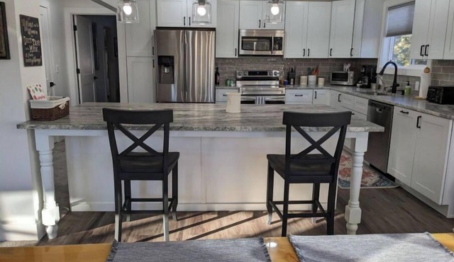 Our Mountain Home - spacious, close to lake and trails in Cascade