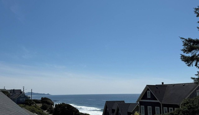 Panoramic Ocean-View Escape: Steps to the Beach! in Lincoln City