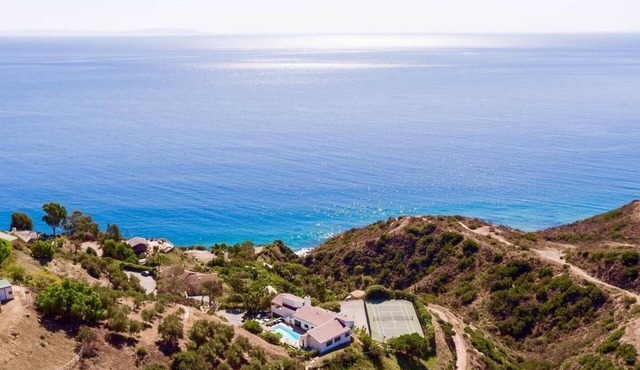Panoramic Ocean View, 7 bedroom Gated Villa, Pool & Tennis Court - 2 buildings in Malibu