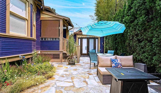 Patio Villa: sleeps 1–4; 2 kitchens; gas fire pit in Portland