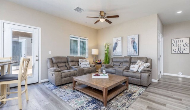 Peaceful Escape - 4 Bathrooms! in Ridgecrest
