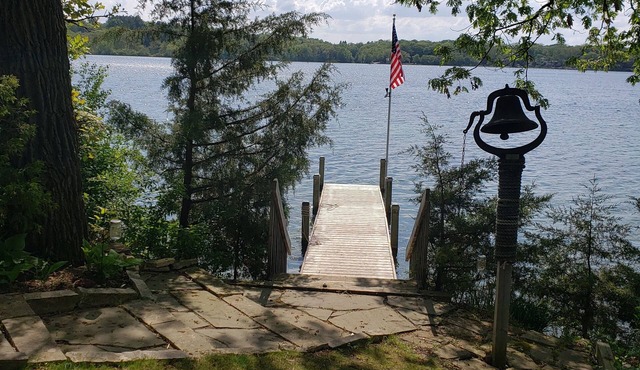 Peaceful & "Pleasant" Lake Retreat on "The Point" in East Troy
