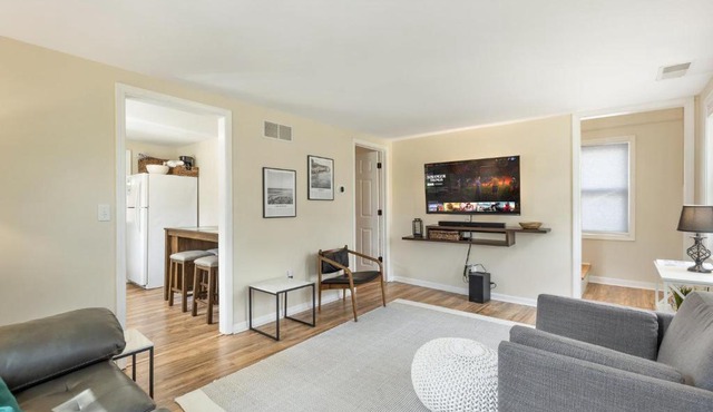 Perfect Location Walk to MSU Campus High End Mattresses Fast Wi-Fi in East Lansing