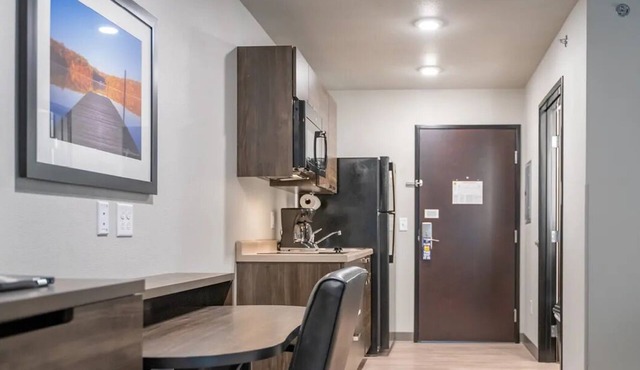 Pet-Friendly 4 Suite w/Full Kitchen & Mountain Views – Great for Long Trips! in Chelan County