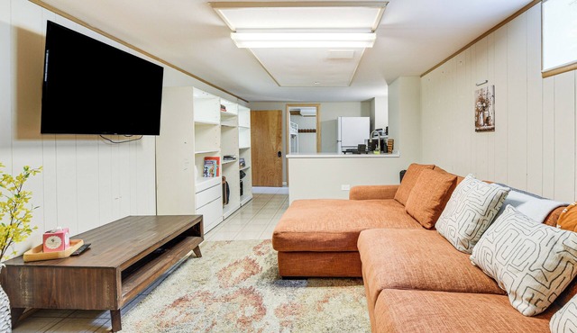 Pet-Friendly Abode, 2 Mi to Dtwn Evanston! in Evanston