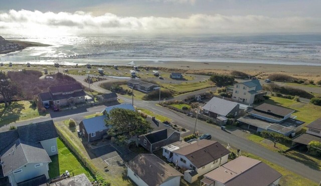 Pet-Friendly Cabin, Steps to Ocean in Pacific Beach