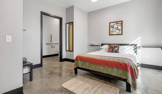 Pet friendly first floor queen room for 2 in Pacific