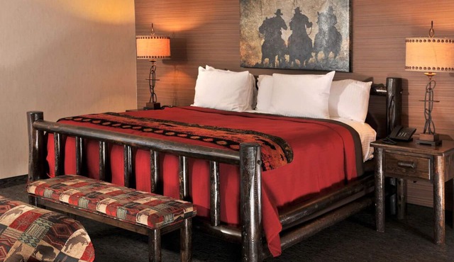 Pet-Friendly Kansas City Lodge with Whiskey/Wine Bar On-site | 2 Units in Independence