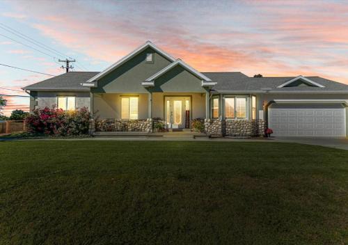 Play & Gather in Luxury,Pets too! Close to it Everything! in Orem