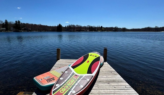 Pocono Lakefront Cabin: Lakefront 2BR w/Kayaks + Paddleboards, Near Ski in White Haven