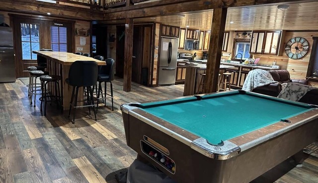 Pool Table! Pet Friendly! Lakeside!-Unique Getaway! in Auburndale