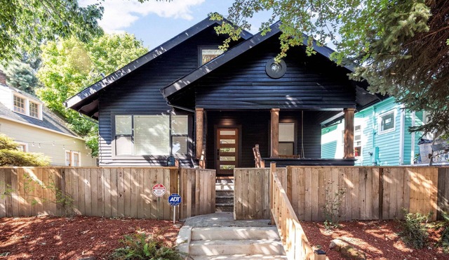 Pristine Renovation w/Epic Location, Pet Friendly, Fully Fenced, Hot Tub, Walk to Bars, Shopping in Portland