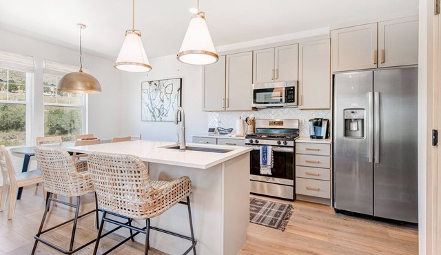 Pristine three-level townhouse with private hot tub, washer/dryer - dog-friendly in Hideout