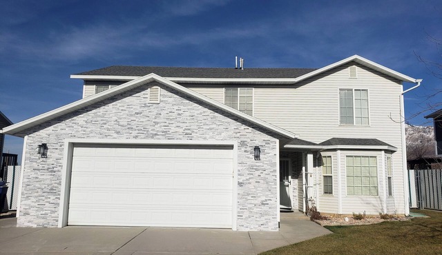 Private 6 Bd Gem w View+25Min to Snowbasin+Fenced Yard+Spa+Sleeps 12+Fiber Wifi! in Ogden