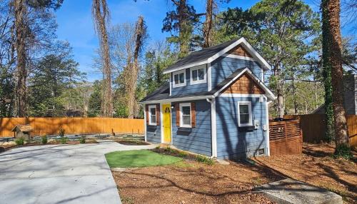 Private Atlanta Tiny House with Mini Golf in Forest Park